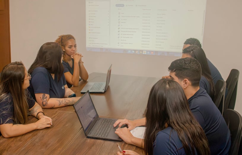 Funcionaras acessando aplicativo