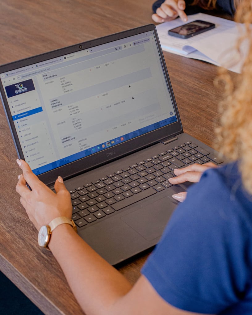 Funcionaras acessando aplicativo